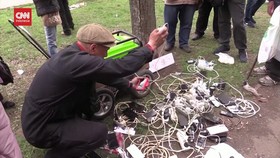 VIDEO: Krisis Perang, Warga Ukraina Bayar Rp19 Ribu untuk Cas Ponsel