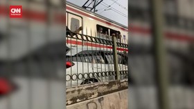 VIDEO: Penampakan Mobil Ringsek Tertabrak KRL di Citayam