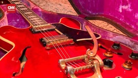 VIDEO: Gitar Pemicu Bubarnya Oasis Dilelang di Paris