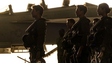 img-title Tom Cruise Belajar Terbangkan Pesawat Tempur Demi Film 'Top Gun: Maverick'