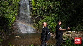 Pendar Pelangi Curug Ceret Naringgul di Tepi Jalur Pansela