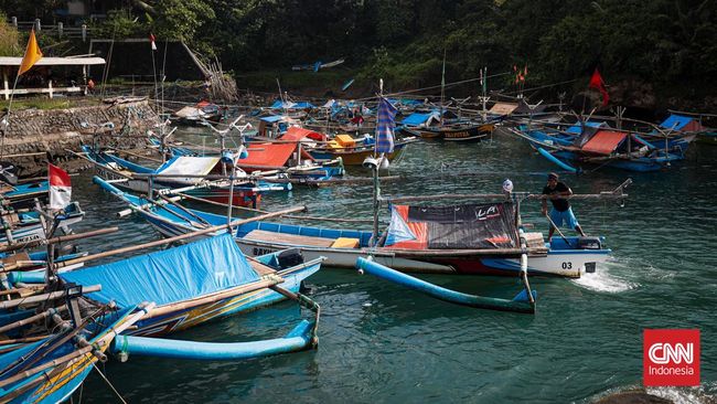 Perairan di Pantai Jayanti, Cianjur, pernah dikenal sebagai salah satu penghasil lobster terbesar di Jawa Barat. Kini lobster mulai sulit dicari di sana.