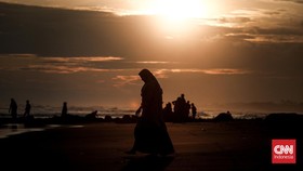 FOTO: Syahdu Menjelang Malam di Pantai Jayanti Cianjur