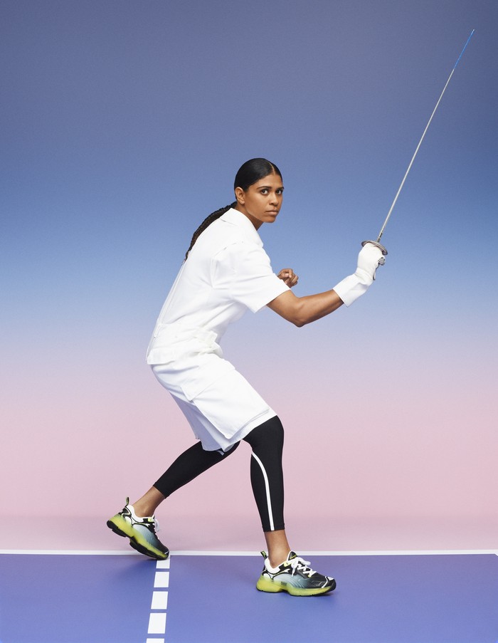 Tak hanya berprestasi di berbagai kejuaraan anggar, atlet spesialis foil asal Prancis Ysaora Thibus juga berhasil mempersembahkan medali perak bagi negaranya pada Olimpiade Tokyo 2020 lalu. Foto: Courtesy of Dior