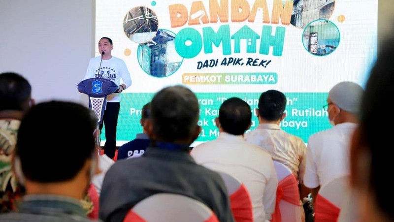 Dandan Omah merupakan program padat karya yang diluncurkan Wali Kota Surabaya Eri Cahyadi pada 31 Maret 2022 lalu.