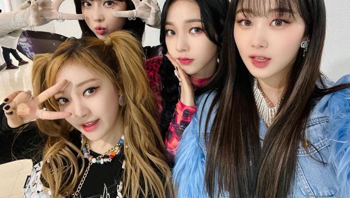 Sebelum Tampil di Coachella, Ini Gaya Modis aespa dengan Tas Mahal Givenchy!