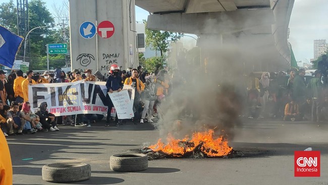 Unjuk rasa mahasiswa yang digelar di perempatan Jalan AP Pettarani-Jalan Boulevard, Kota Makassar, Sulawesi Selatan, menyebabkan kemacetan yang cukup panjang.