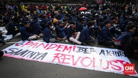 Mahasiswa Teriak 'Jokowi Offside' Saat Demo di Patung Kuda Jakarta