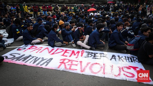 Aksi demonstrasi mahasiswa dari sejumlah universitas masih berlangsung hingga Kamis (21/4) sore di Patung Kuda, Jakarta Pusat.