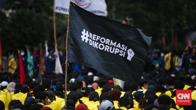 Ratusan mahasiswa dan aktivis yang menggelar konsolidasi nasional sepakat mengelar aksi besar berskala nasional jelang peringatan 24 tahun reformasi 1998.