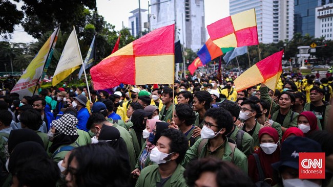 Para mahasiswa mulai meninggalkan kawasan Patung Kuda, Jakarta Pusat. Tujuh tuntutan disuarakan merespons kebijakan pemerintah saat ini.
