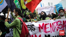 Kapolsek Gambir Terinjak Massa Saat Demo Ricuh di Patung Kuda