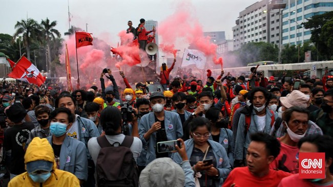 Massa aksi kelompok mahasiswa dan buruh membubarkan diri usai mengultimatum pemerintah dan DPR untuk segera merespons yang telah disuarakan dalam demonstrasi.