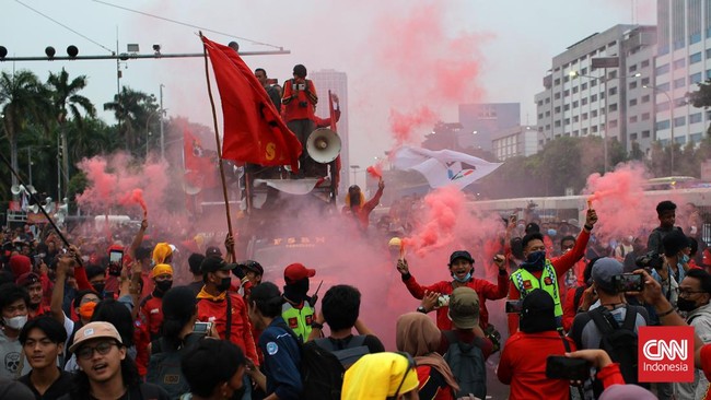 Polisi menyiapkan rekayasa lalu lintas saat kegiatan peringatan hari buruh di Gelora Bung Karno (GBK), Jakarta pada Sabtu (14/5).