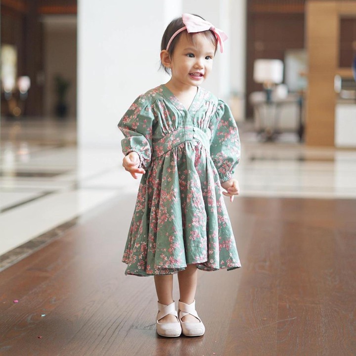 <p>Shandy Aulia seperti membuktikan komentar negatif netizen salah. Seperti kita tahu, beberapa waktu lalu, ada netizen yang mengatakan anak Shandy kurang gizi. Sekarang terbukti, Claire tumbuh menjadi anak pintar. (Foto: Instagram @shandyaulia/ @missclaireherbowo)</p>