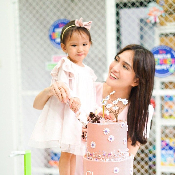 <p>Putri Shandy Aulia, Claire Herbowo, baru saja berulang tahun ke-2 pada 12 Februari lalu. Di usianya yang ke-2, Claire sudah menunjukkan perkembangan yang luar biasa lho, Bunda. (Foto: Instagram @shandyaulia/ @missclaireherbowo)</p>