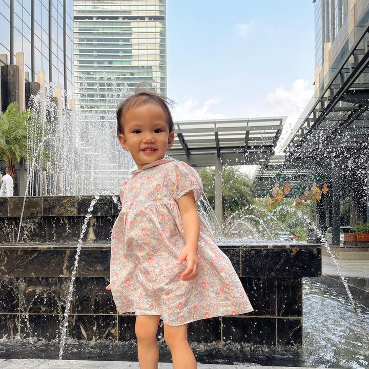 <p>Di usianya yang menginjak 2 tahun, Claire tak cuma pintar, dia juga tumbuh menjadi anak yang aktif dan lincah. Sehat selalu ya, Claire! (Foto: Instagram @shandyaulia/ @missclaireherbowo)</p>