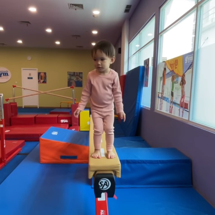 <p>Claire sudah didaftarkan masuk ke kelas <em>gymnastic</em> nih. Bocah 2 tahun ini sudah bisa fokus menjaga keseimbangannya berjalan di atas balok kayu. Keren kan? (Foto: Instagram @shandyaulia/ @missclaireherbowo)</p>