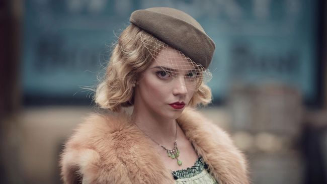 Anya Taylor-Joy tertawa ketika membocorkan plot karakternya dalam Peaky Blinders season 6.