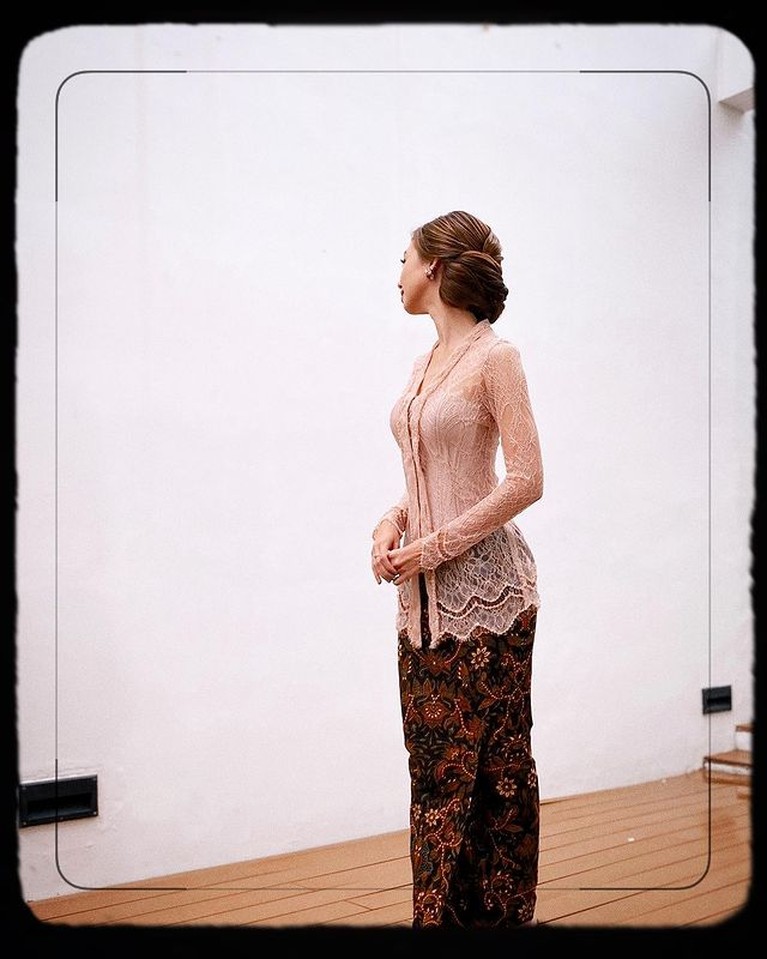Artis Pakai Kebaya Artis Pakai Kebaya