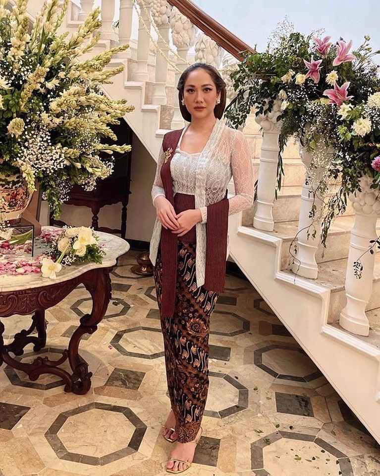 Artis Pakai Kebaya Artis Pakai Kebaya