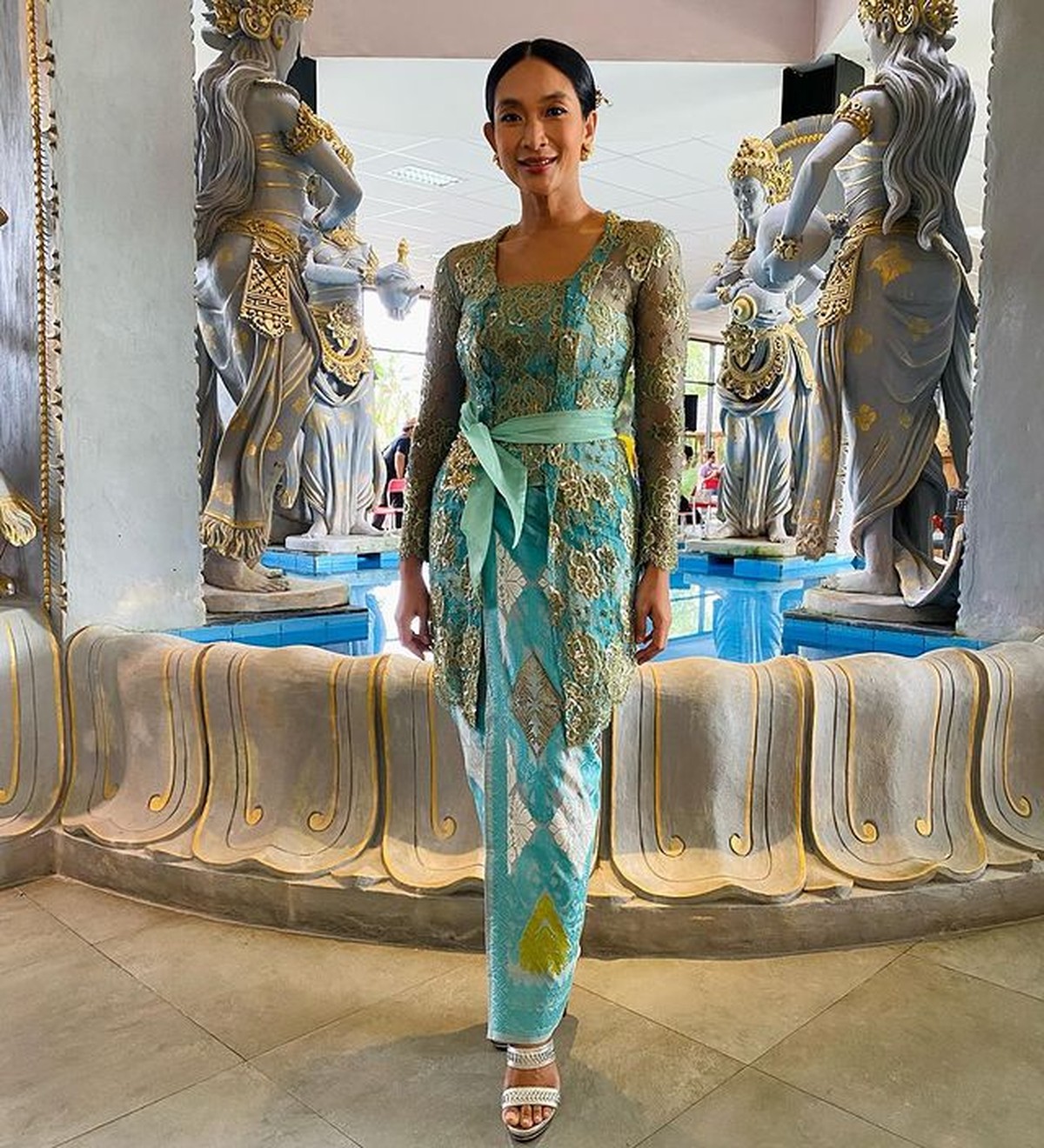 Artis Pakai Kebaya