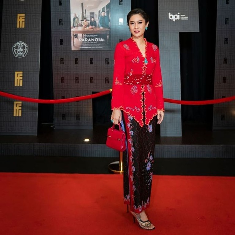Artis Pakai Kebaya Artis Pakai Kebaya