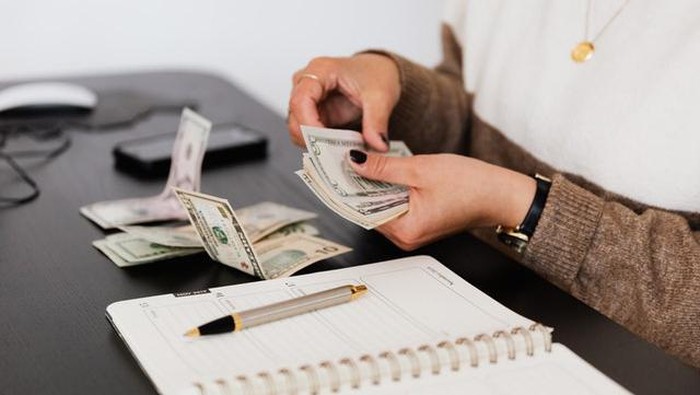 Sering Jadi Pertanyaan, Saat THR Cair Baiknya Bayar Utang atau Sedekah Dulu?