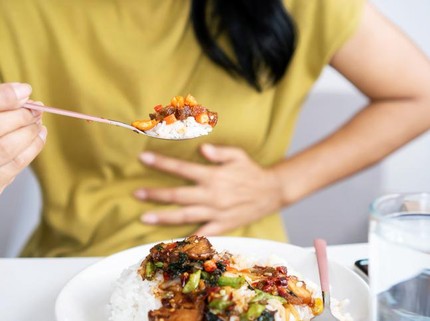 Ibu Menyusui Makan Pedas dan Asam Ternyata Bermanfaat untuk Bayi Lho