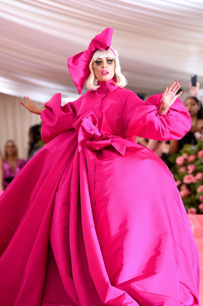 Bukan cuma menyuguhkan satu look, Lady Gaga melangkah di red carpet Met Gala 2019 dalam 4 busana Brandon Maxwell berbeda yang ditunjukkan dalam sebuah performa. Foto: pinterest.com/Glamour