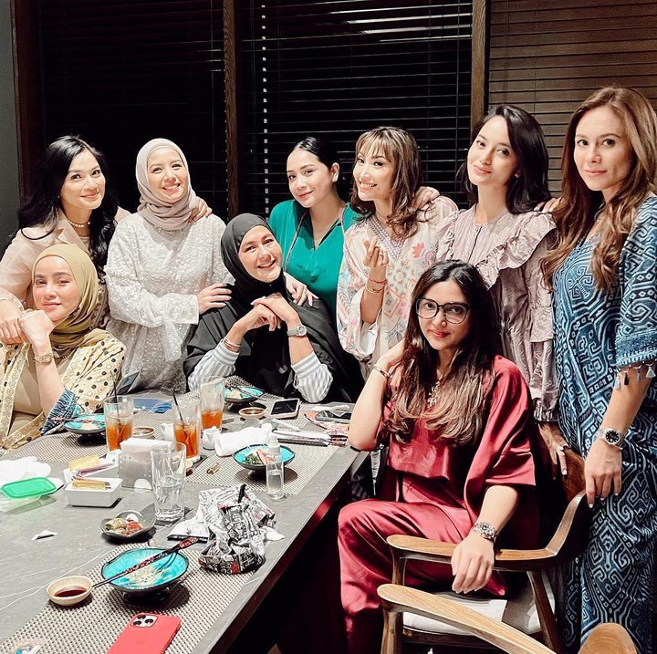 <p>Dari kesembilan selebriti papan atas Tanah Air ini, fashion dari atas sampai bawah siapa yang paling Bunda sukai? (Foto: Instagram @titi_kamall)</p>