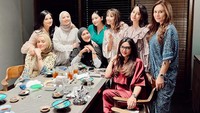 <p>Dari kesembilan selebriti papan atas Tanah Air ini, fashion dari atas sampai bawah siapa yang paling Bunda sukai? (Foto: Instagram @titi_kamall)</p>