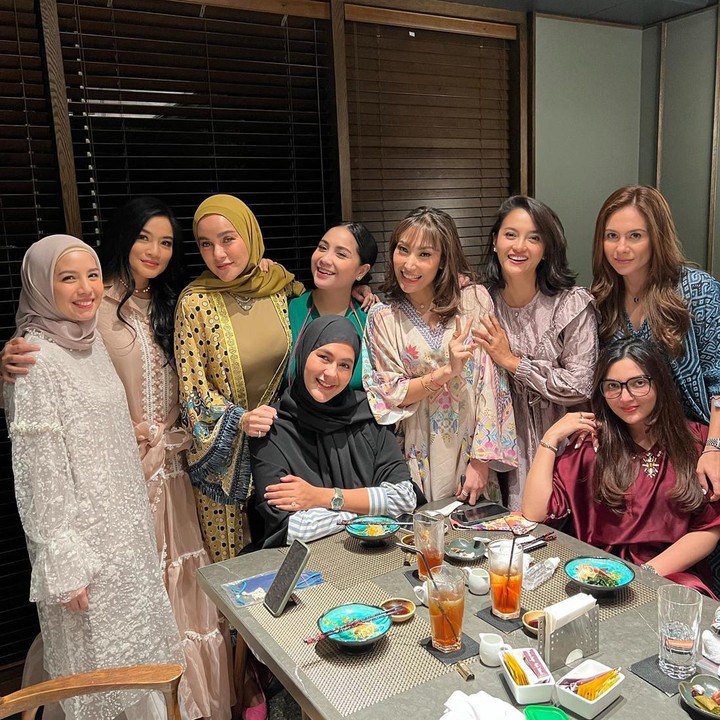 <p>Penampilan mereka berhasil mencuri perhatian, nih. Kesembilannya tampak memukau dengan fashion yang dikenakan masing-masing. (Foto: Instagram @titi_kamall)<br /><br /><br /></p>