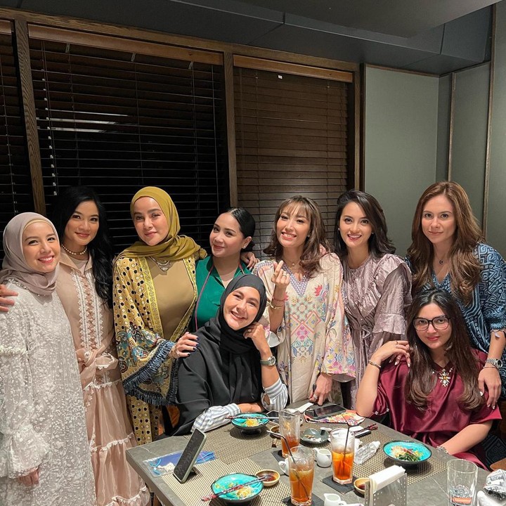 <p>Momen tersebut dihadiri selebriti lain, yakni Paula Verhoeven, Ririn Ekawati, Olla Ramlan, , Tya Ariestya, Ayu Dewi, Titi Kamal, dan Ashanty. (Foto: Instagram @titi_kamall)<br /><br /><br /></p>