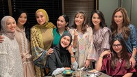 <p>Momen tersebut dihadiri selebriti lain, yakni Paula Verhoeven, Ririn Ekawati, Olla Ramlan, , Tya Ariestya, Ayu Dewi, Titi Kamal, dan Ashanty. (Foto: Instagram @titi_kamall)<br /><br /><br /></p>