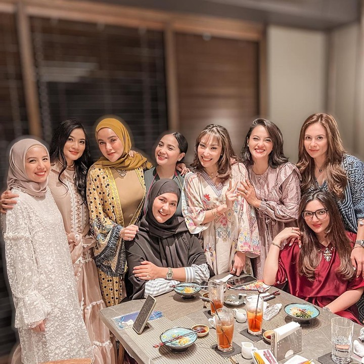 <p>Belum lama ini, beberapa selebriti Tanah Air seperti Nagita Slavina hingga Wulan Guritno mengadakan acara buka bersama nih, Bunda. "Bukpus sama hot moms, luv Geng Cendol," tulis Titi Kamal melalui akun Instagram @titi_kamall (Foto: Instagram @titi_kamall)<br /><br /><br /></p>