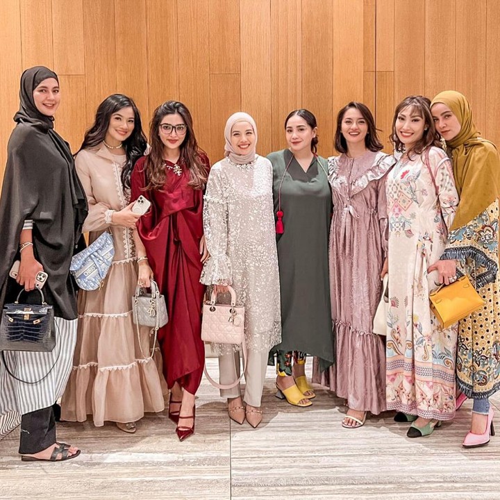 <p>Tak hanya pakaian nih, Bunda. Tas yang digandeng masing-masing dari mereka juga tak kalah menuai pujian. (Foto: Instagram @titi_kamall)<br /><br /><br /></p>