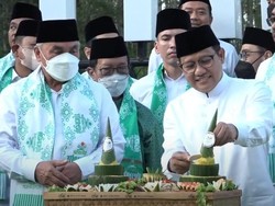 Disebut Gibran Tak Konsisten, Ini Saat Cak Imin Potong Tumpeng di IKN
