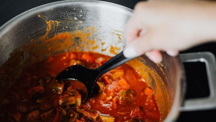 5 Kiat Ampuh Hilangkan Minyak Berlebih Saat Cuci Piring dan Perabotan Dapur Saat Lebaran