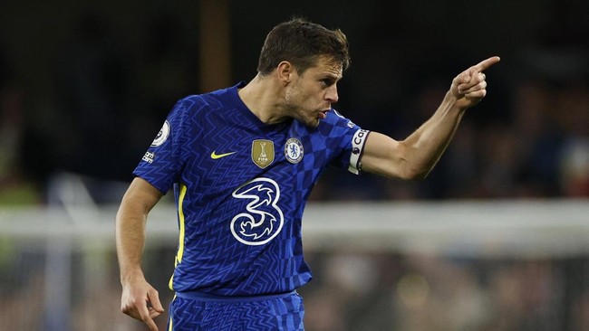 Kapten Chelsea Cesar Azpilicueta sempat terlibat keributan dengan suporter The Blues di Stamford Bridge, Kamis (21/4) dini hari WIB.