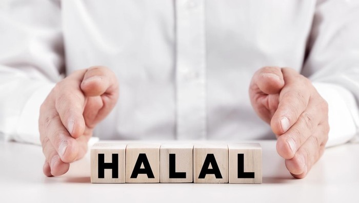 asian muslim woman buying halal food in a supermarket