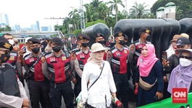 Emak-emak Berkebaya Protes Akses Demo di DPR: Kami Cuma Bawa Lipstik