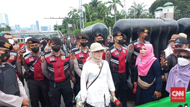 Sejumlah emak-emak protes dengan pembatasan wilayah demonstrasi yang dilakukan aparat kepolisian.