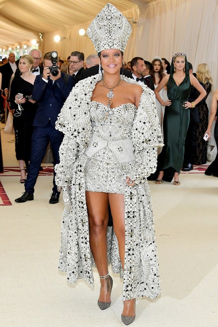 Interpretasi tema Heavenly Bodies, yakni pengaruh gereja Katolik dalam fashion, yang ditunjukkan Rihanna di Met Gala 2018 begitu memesona. Busana dari Maison Margiela memberikannya julukan 