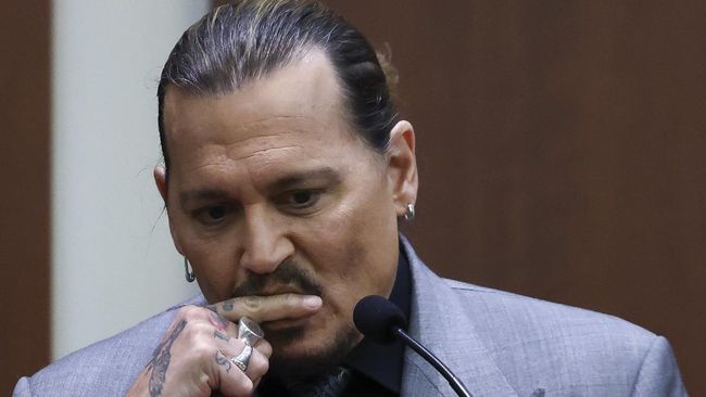 Johnny Depp menyebut khawatir Amber Heard benar-benar bunuh diri ketika mereka berpisah, yang membuat aktor itu bertahan meski sering digebuk.