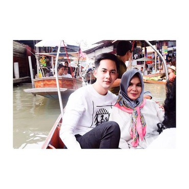 Tangis Pilu Kiki Farrel Pecah di Depan Jenazah Mama Dahlia