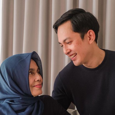 Ibu Ikhlas Kembali ke Rahmatullah, Kiki Farrel Banting Tulang Biayai Pengobatan