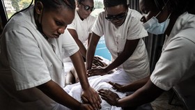 FOTO: Asa Terapis Pijat Tunanetra di Rwanda Melawan Stigma