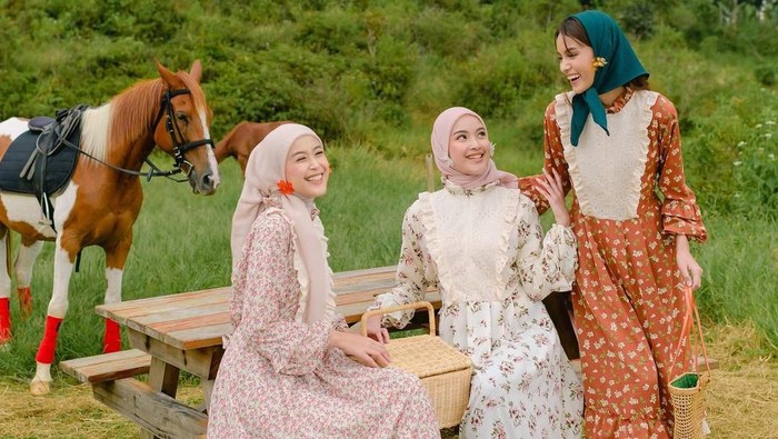 Lagi Cari Baju Lebaran yang Bernuansa Feminin? Ini Rekomendasi Dress yang Bisa Dijadikan Pilihan