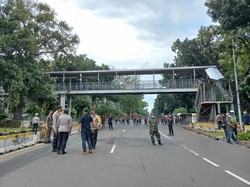 Mahasiswa Demo di Patung Kuda, Lalin ke Istana Ditutup Kawat Berduri